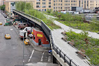 Fundado en 1999 por los residentes de la comunidad, los amigos de High Line lucharon para la preservación y su transformación en un momento en que la estructura histórica estaba bajo amenaza de la demolición.