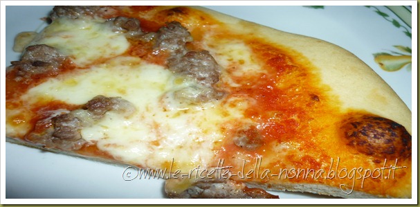 Pizza con salsiccia e olio piccante (13)