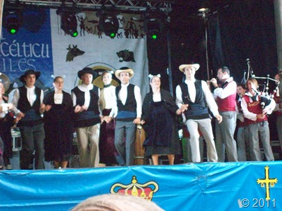 En primer plano, los bailarines de Cercle Celtique de Landivisiau; al fondo Kevren Brest Sant Mark En primer plano, los bailarines de Cercle Celtique de Landivisiau; al fondo Kevren Brest Sant Mark