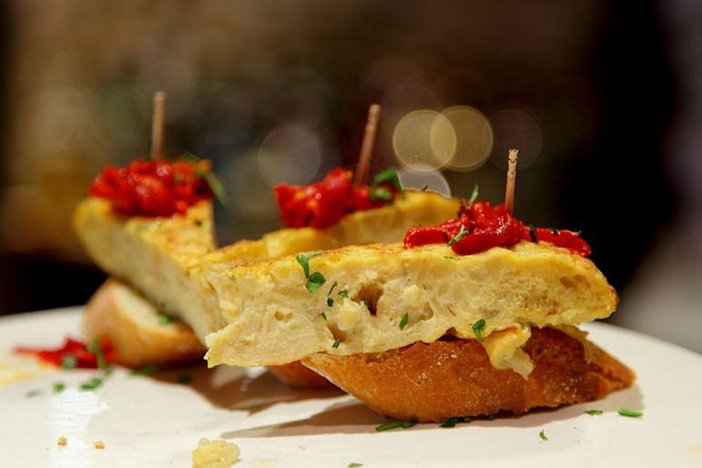 800px-Pinchos_de_tortilla_en_Barcelona 800px-Pinchos_de_tortilla_en_Barcelona
