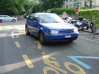 Contresens cyclable, rue de Beaumont. Le cycliste qui doit éviter cette voiture s’expose dangereusement au trafic venant de face.