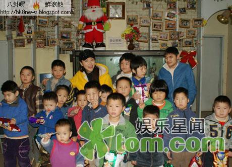 翡翠女王郭金現身孤兒院 與小朋友共同過聖誕