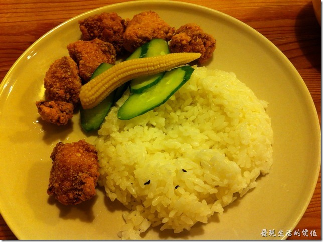 蜥蜴咖哩炸雞,NT95。它的炸雞塊類似鹹酥雞的炸法,不過雞肉似乎與一般鹹酥雞不一樣,感覺很像是雞腿肉或是其附近的肉,因為雞肉吃起來很嫩,也帶有嚼勁,吃的時候讓人有些許驚喜的感覺。 南港-蜥蜴廚房(LIZARD KITCHEN)。蜥蜴咖哩炸雞,NT95。它的炸雞塊類似鹹酥雞的炸法,不過雞肉似乎與一般鹹酥雞不一樣,感覺很像是雞腿肉或是其附近的肉,因為雞肉吃起來很嫩,也帶有嚼勁,吃的時候讓人有些許驚喜的感覺。