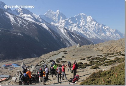 Grupo faz uma pausa logo após a 1a. subida vindo de Dingboche Dingboche