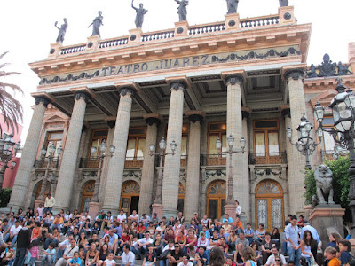 Teatro Juarez hosted clowns and tourists in the afternoon