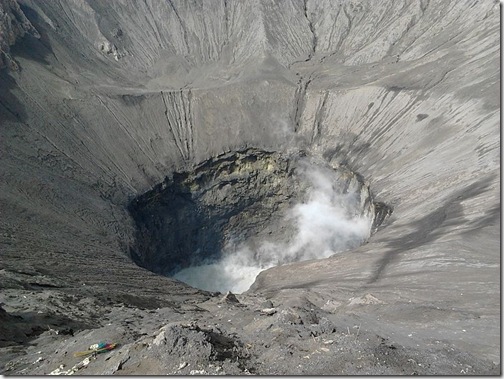 800px-Crater_Mount_Bromo_2012-06-21_09_32_01