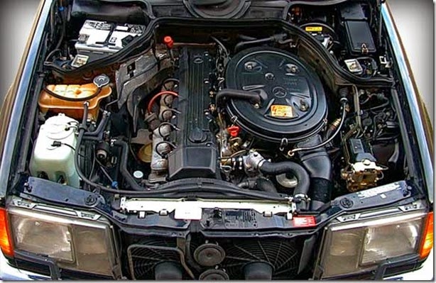 Mercedes-W124-300e_engine