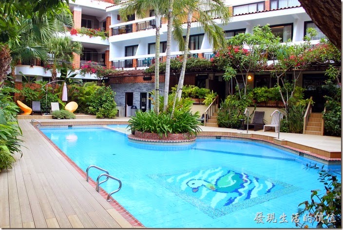 墾丁-冒煙的喬雅客商旅。飯店的中庭還有個SPA舒壓水柱的戶外游泳池，規畫有150公分標準深度的區域可以盡情享受游泳的樂趣。