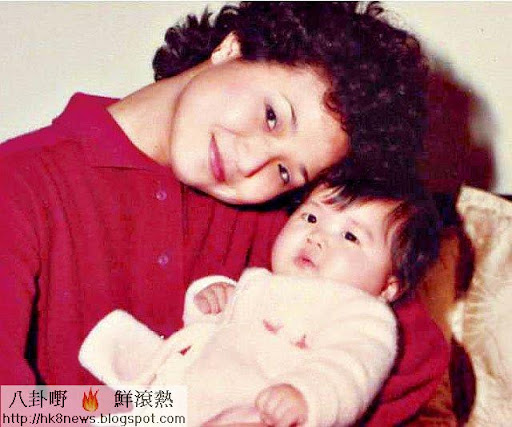 阿Sa蔡卓妍跟媽媽合照 童年小時候