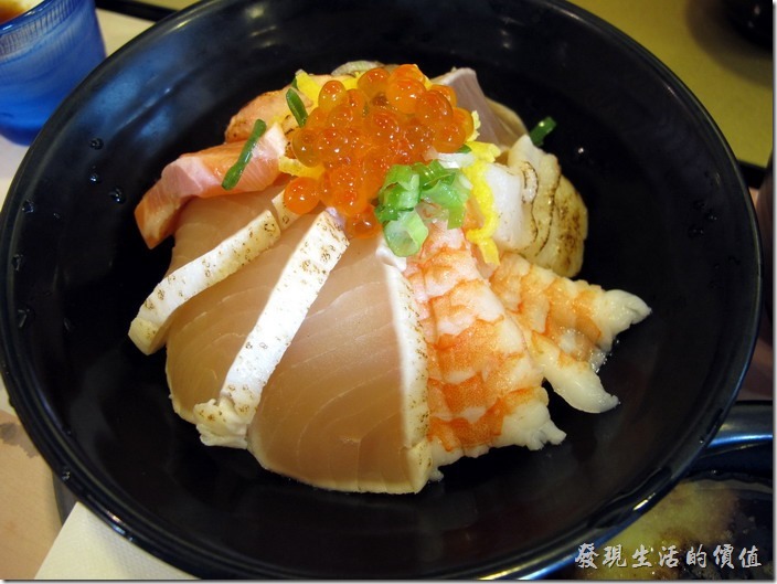 台南-定食8日式料理。海鮮燒雙丼，NT$180。所有的生魚片都漬燒過，目的是為了去除多餘的脂肪，但我個人是比較喜歡原味的啦，漬燒就少了原來的鮮甜度。有鮭魚、旗魚、蝦子及比目魚。