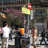 Els bombers venen calendaris abans de la mascletà.