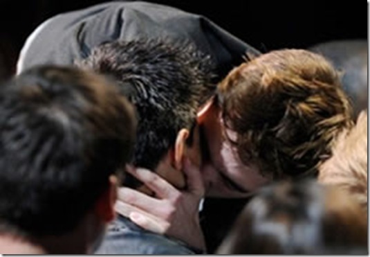 Robert Pattinson da um beijo na boca de Taylor Lautner