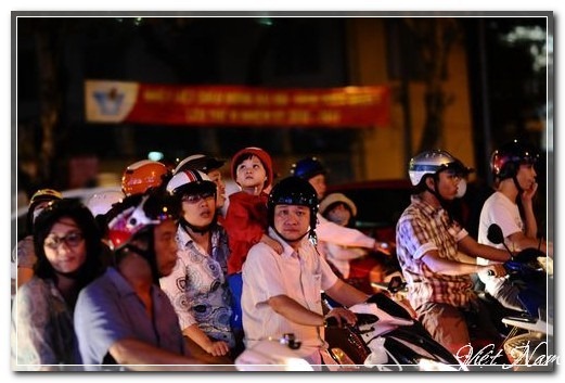 Bé theo chân bố mẹ xuống phố đón năm mới, Việt Nam