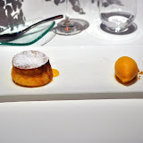 Gâteau coulant aux amandes et sorbet à la mangue...  on dirait que les deux se font la gueule. Pourtant ils vont très bien ensemble.