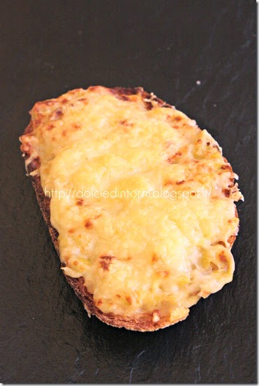 Toast di porri e formaggio Toast di porri e formaggio