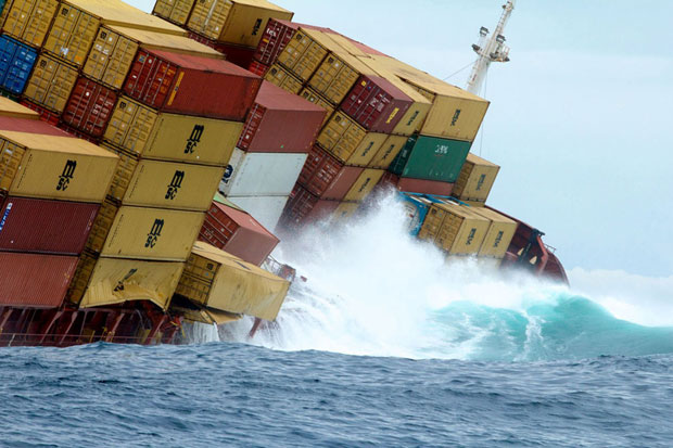 A huge wave slams into the starboard side of the Rena, weakening further her already cracked hull. The cargo ship Rena is stuck on the Astrolabe Reef off the coast of Tauranga. Katie Cox / nzherald.co.nz