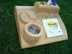 Bureauset 
Materiaal: linde
Behandeling: lijnolie en was
Afmeting: 18x20x8cm
Achtergrondinformatie: gemaakt voor Bjorn die zo goed was om me te helpen met deze website. Met het bedrijfslogo is het een uniek en origineel kado.