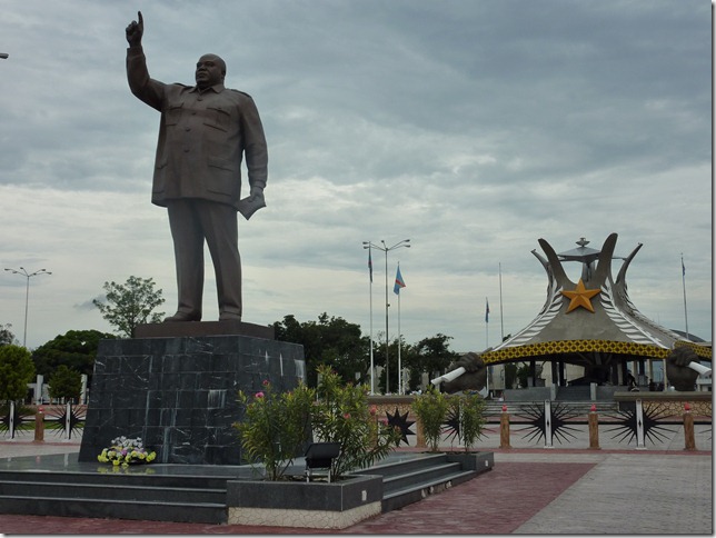 statue laurent désiré kabila doigt en l'air statue laurent désiré kabila doigt en l'air