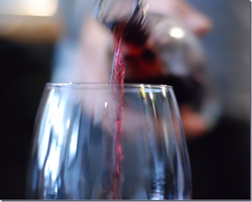vinho_servindo_vinhoedelicias vinho_servindo_vinhoedelicias