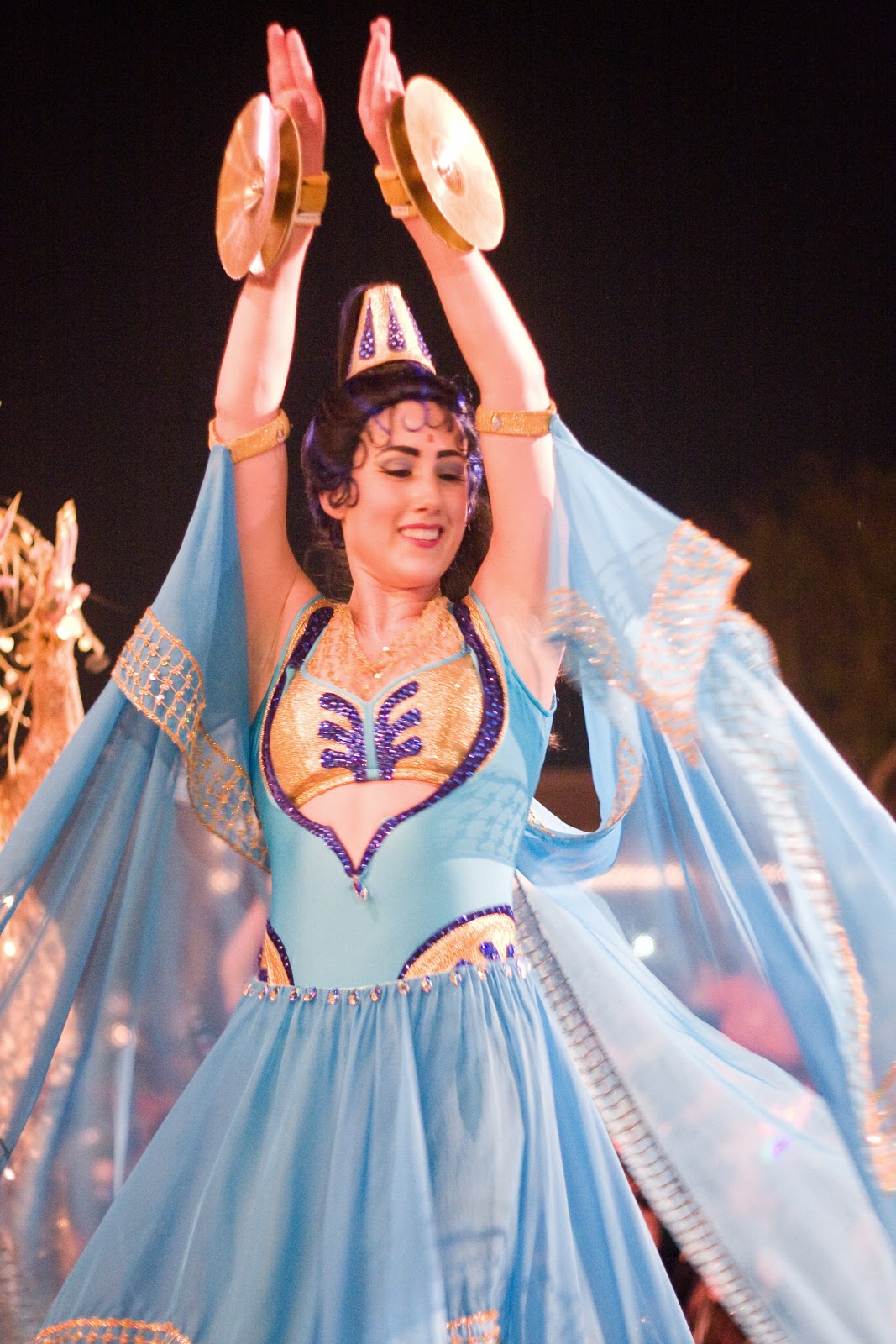 [soundtastic%2520parade%2520dancer%25202%255B3%255D.jpg]