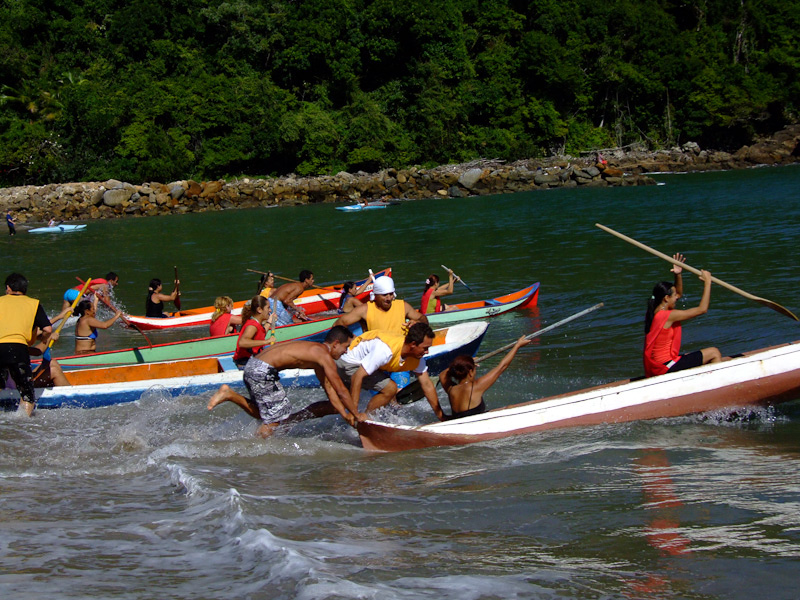 Fotos de Regata de canoas. Foto numero 3798375855. Fotografia da Pousada Pe na Areia, que fica em Boicucanga, próximo a Maresias, Litoral Norte de Sao Paulo (SP).