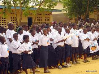 Enseignants et élèves d'une école à Kinshasa, 19/11/2011.