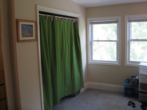 TROTTER SWEET PEAS: NEW CURTAIN FOR CLOSET DOORWAY MADE!