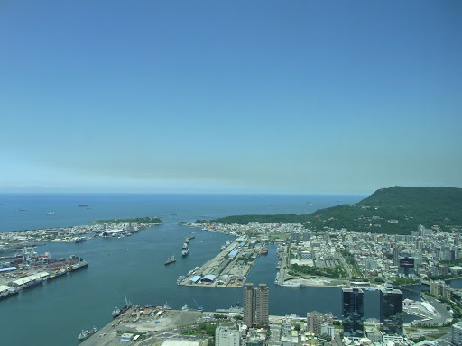 高雄湾を望みます。
