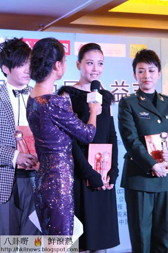 周海媚小黑裙亮相公益盛典 彰顯巨星風采