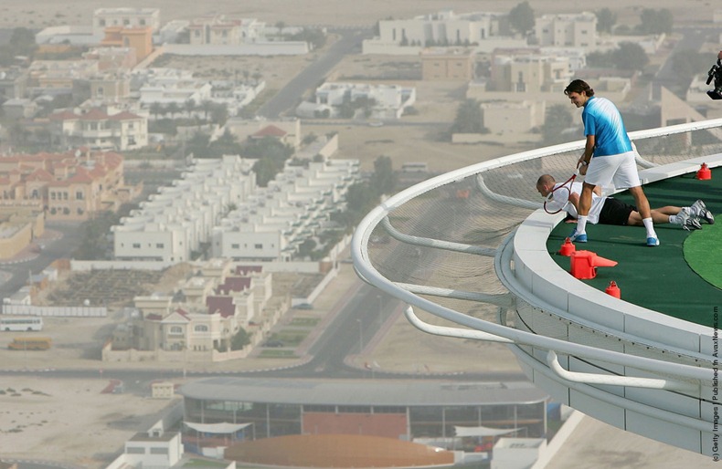 ملعب يعانق السحاب  Burjalarab-tennis-court5%25255B1%25255D