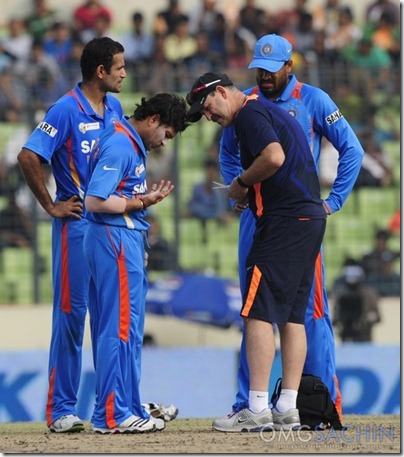 An Indian cricket team physiotherapist inspects Sachin Tendulkar © Getty Images
