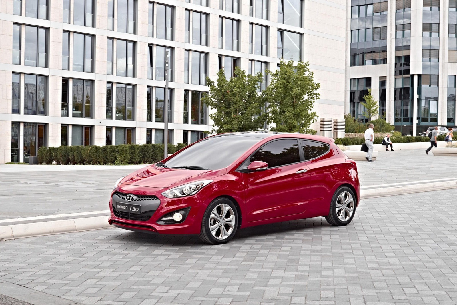 2013-Hyundai-i30-10[2].jpg