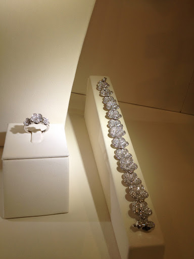 This ring and bracelet from Meissen is based on a 400-year-old porcelain pattern. This ring and bracelet from Meissen is based on a 400-year-old porcelain pattern.