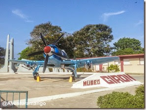 Avião de guerra no museu de Playa Girón Avião de guerra no museu de Playa Girón