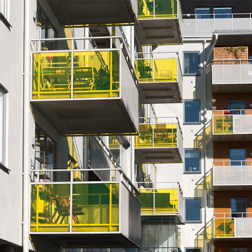 Balkonger med gult plexiglas vid Fyrisvallen