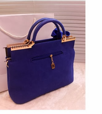 7144 (Harga 193 RIBU) -  Material Velvet Bottom Width 35 Cm Height 21 Cm Thickness 12 Cm With Adjustable Long Strap Weight 0.65