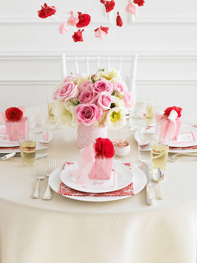 Red and pink table decor