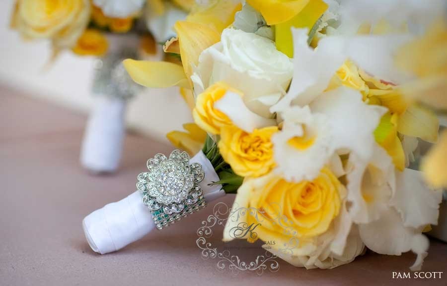 [light-yellow-bouquet-with-crystal-br%255B1%255D.jpg]