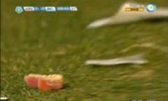 Fans Lempar Gigi Palsu