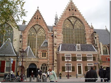Amsterdam. Oude Kerk (Iglesia Vieja). Exterior - PB090604