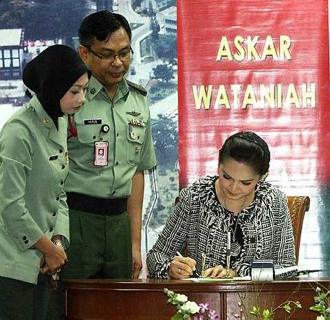 [siti%2520nurhaliza%255B4%255D.jpg]