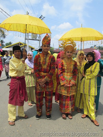 [Pawai%2520Budaya%2520Kabupaten%2520Kuantan%2520Singingi%2520di%2520Hadiri%2520Mambang%2520Mit%2520Wagub%2520Riau%25204%255B3%255D.jpg]