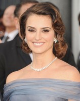 penelope-cruz-oscars-2012-red-carpet-05