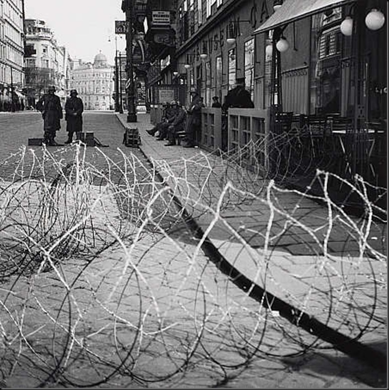 5 Barricade on the Operngasse, Vienna 1930-33 5 Barricade on the Operngasse, Vienna 1930-33