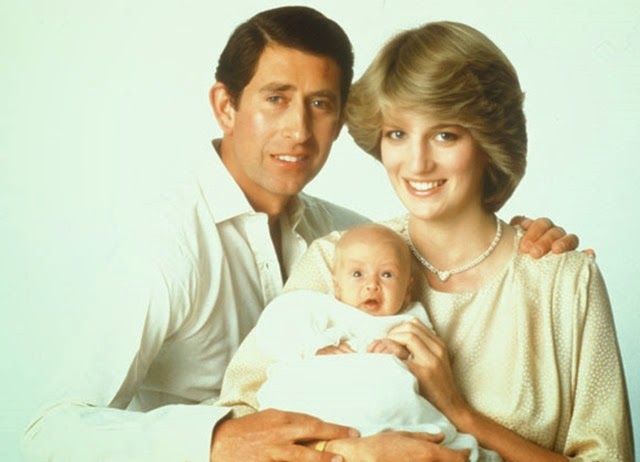 Primer retrato oficial del príncipe Guillermo con sus padres Primer retrato oficial del príncipe Guillermo con sus padres
