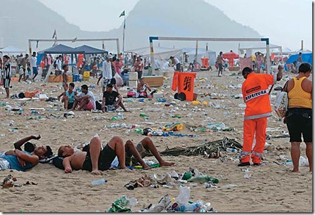 lixo na praia 2