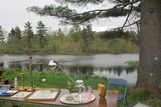 Many of the dealers were set up along a riverbank. So peaceful. Notice the ribbed vase on the right. The horizontal ribbing is so smart.