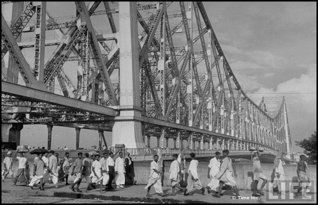 Evacuees streaming across the Howrah Bridge on their way to the railway station in hopes of escaping the city after bloody rioting between Hindus and Muslims[3]