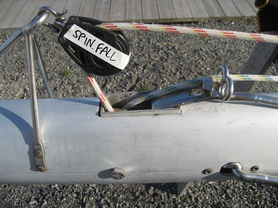 Närbild på fästet till förstag på masten. Även fallen spinnaker och fock.