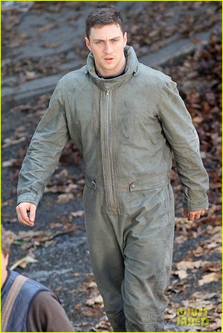 Godzilla Set Photos Reveal First Look at Bryan Cranston and Aaron Taylor-Johnson 11
